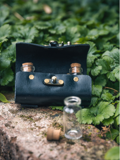 Trollfelsen Mittelalter Tranktasche 3er Riegelhaken Schwarz offen 